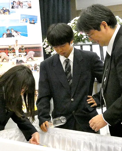 葬儀事例のサムネイル画像 馬込斎場にてお棺のお母様にお手向するご家族