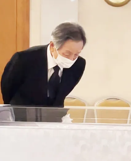 葬儀事例のサムネイル画像 西葛西セレモニーにて亡き妻に話しかけるご主人