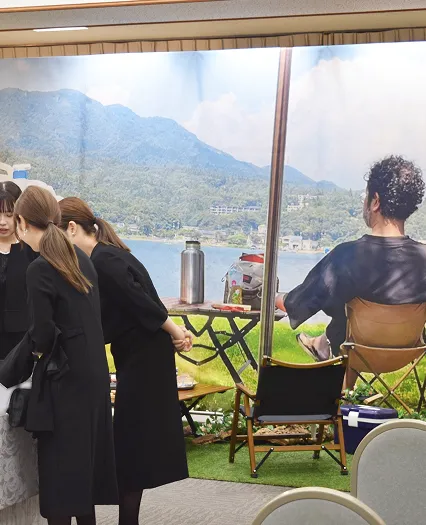 葬儀事例のサムネイル画像 南多摩斎場にてありし日の父の姿を投影した等身大スクリーン