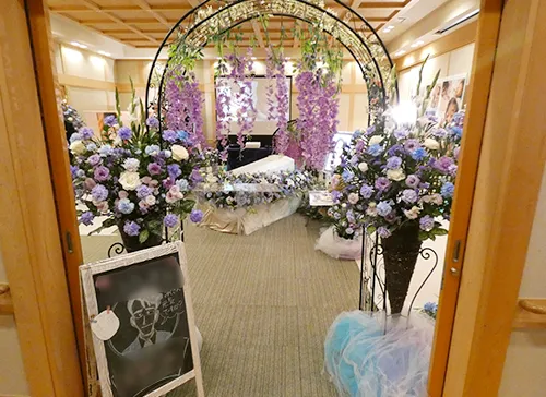 葬儀事例「私の娘でありがとう」のギャラリー画像4枚目 藤の花のアーチが印象的なお別れの空間