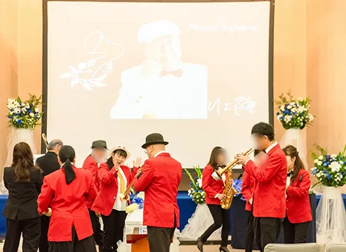 葬儀事例「夫は最高のバンドリーダー」のギャラリー画像1枚目 バンドメンバーを率いての演奏