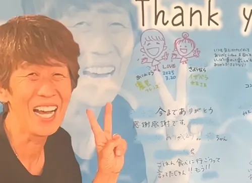 葬儀事例「走り続けたママ」のギャラリー画像2枚目 溢れる笑顔とピースサインのお母様の写真付きメッセージボード