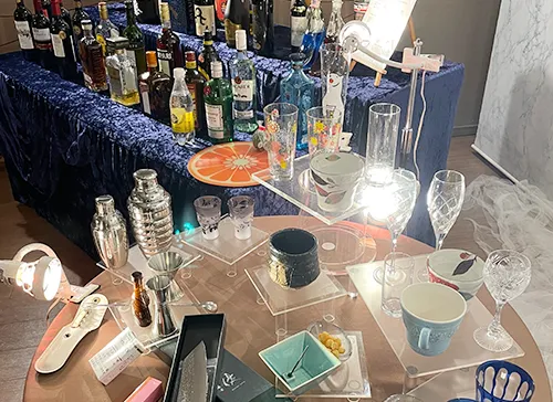 葬儀事例「父へ贈る最後のカクテル」のギャラリー画像2枚目 お父様が好きだったカクテルを並べて