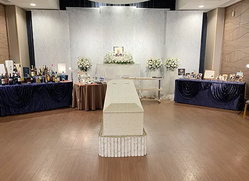 葬儀事例「父へ贈る最後のカクテル」のギャラリー画像3枚目 カクテル道具一式を並べたお葬式