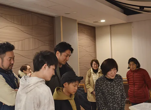 葬儀事例「父へ贈る最後のカクテル」のギャラリー画像4枚目 開式前にお父様に面会するご親族