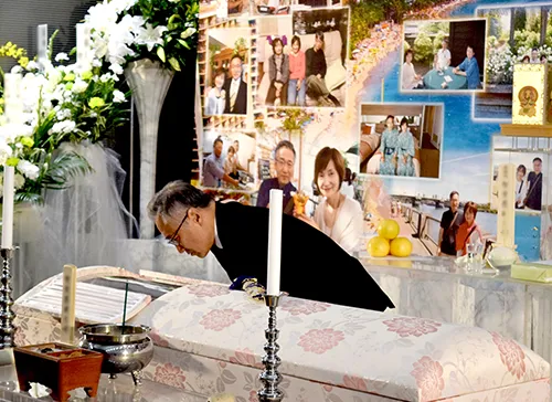 葬儀事例「妻とのリング交換」のギャラリー画像1枚目 お棺の中の奥様に話しかけるご主人