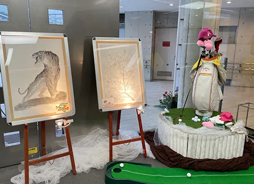 葬儀事例「私のワイフ」のギャラリー画像2枚目 思い出コーナーには趣味のゴルフバックや絵画を展示