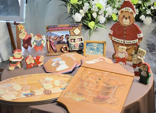 葬儀事例「妻とのリング交換」のギャラリー画像3枚目 集められていたくまの置物とお写真