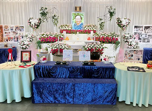 葬儀事例「最強のおばあちゃん」のギャラリー画像4枚目 お花いっぱいの祭壇には色紙やぬいぐるみなど思い出の品が並ぶ