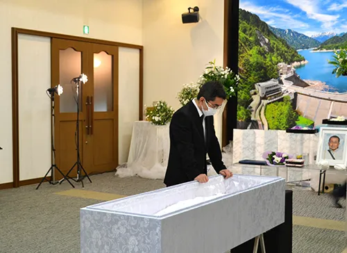 葬儀事例「父と息子の旅」のギャラリー画像1枚目 旅行好きのお父様とお棺の前でお別れ