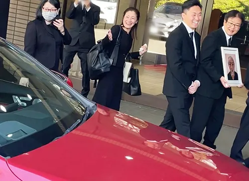 葬儀事例「赤の愛車と父との思い出」のギャラリー画像1枚目 父の愛車に見守られながら笑顔の送りだし