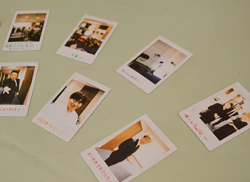 葬儀事例「おじいちゃんのカメラ」のギャラリー画像3枚目 式当日にもたくさんのインスタント写真を撮影