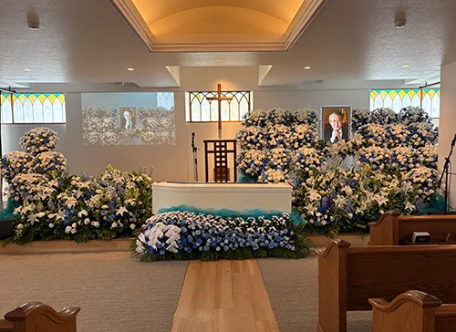 葬儀事例「海と船を愛した夫」のギャラリー画像3枚目 海のようなブルーの空間のお葬式