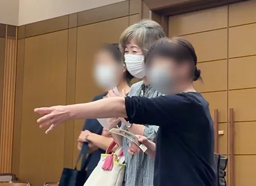 葬儀事例「母の夢を〜最期の書道展〜」のギャラリー画像4枚目 飾りを見て笑顔を見せる喪主様