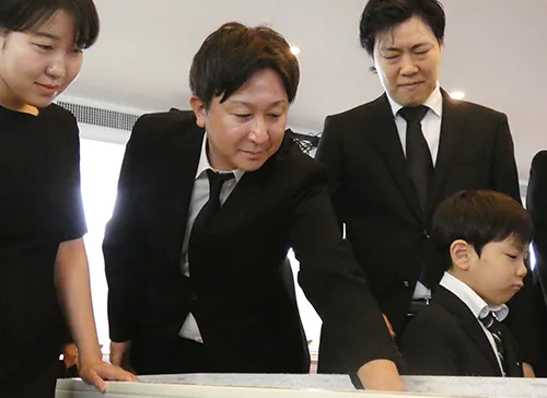 葬儀事例「海と船を愛した夫」のギャラリー画像4枚目 ご家族様の最後のお別れ