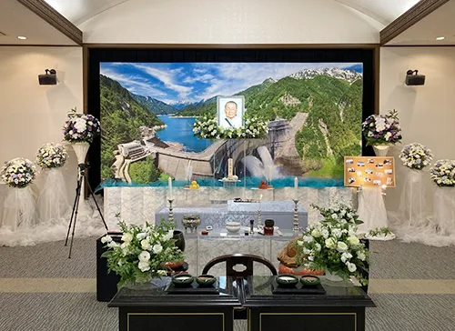 葬儀事例「父と息子の旅」のギャラリー画像4枚目 黒部ダムの全景を写したお葬式、正面