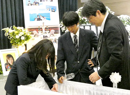 葬儀事例「母であり先生であり最高の妻」のギャラリー画像1枚目 お棺のお母様にお手向するご家族