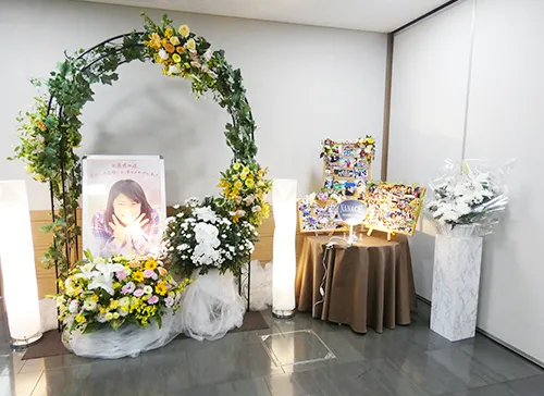 葬儀事例「母であり先生であり最高の妻」のギャラリー画像2枚目 ロビーの思い出コーナーには笑顔のお写真を