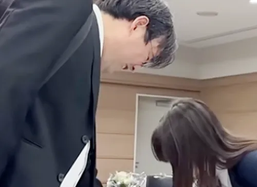 葬儀事例「母であり先生であり最高の妻」のギャラリー画像4枚目 笑顔で最後のお別れをされるご主人