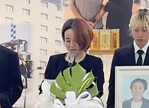 葬儀事例「ホテルマンの夫」のギャラリー画像4枚目 弔辞を読む奥様とご遺影を抱えた息子様