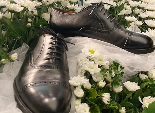 葬儀事例「靴職人の夫」のギャラリー画像4枚目 革靴が飾られた祭壇