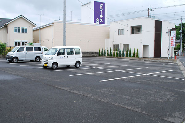 グラーテス久喜の駐車場