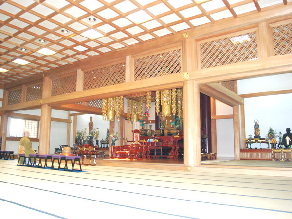 傳通院 繊月会館の本堂内