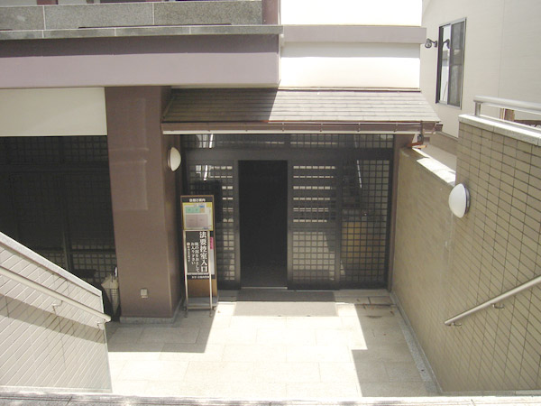 養源寺 白華会館の本堂地下の入口