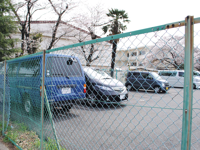 メモリアルハウス多摩の駐車場
